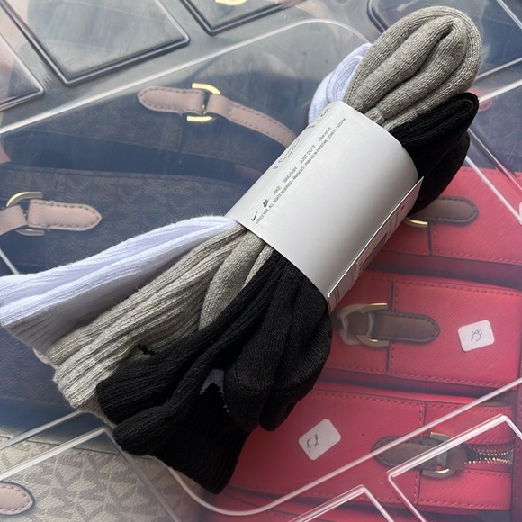 Nike (3 pairs) Performance
Multi-Color Cushioned Crew Socks
SX4719-967 - Picture 12 of 16